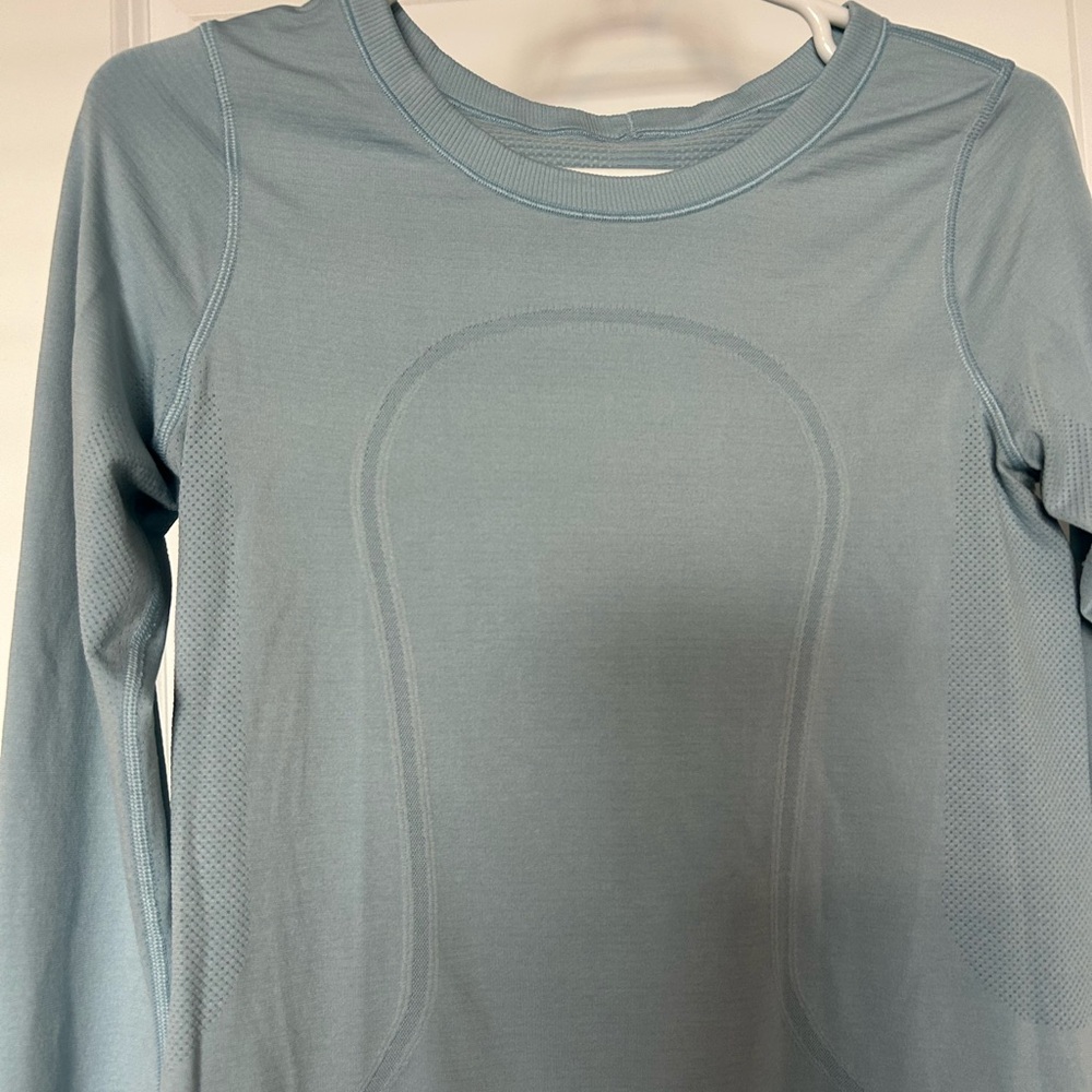 LULULEMON ATHLETICA • Long Sleeve Breathable Top • S/M - Picture 4 of 6